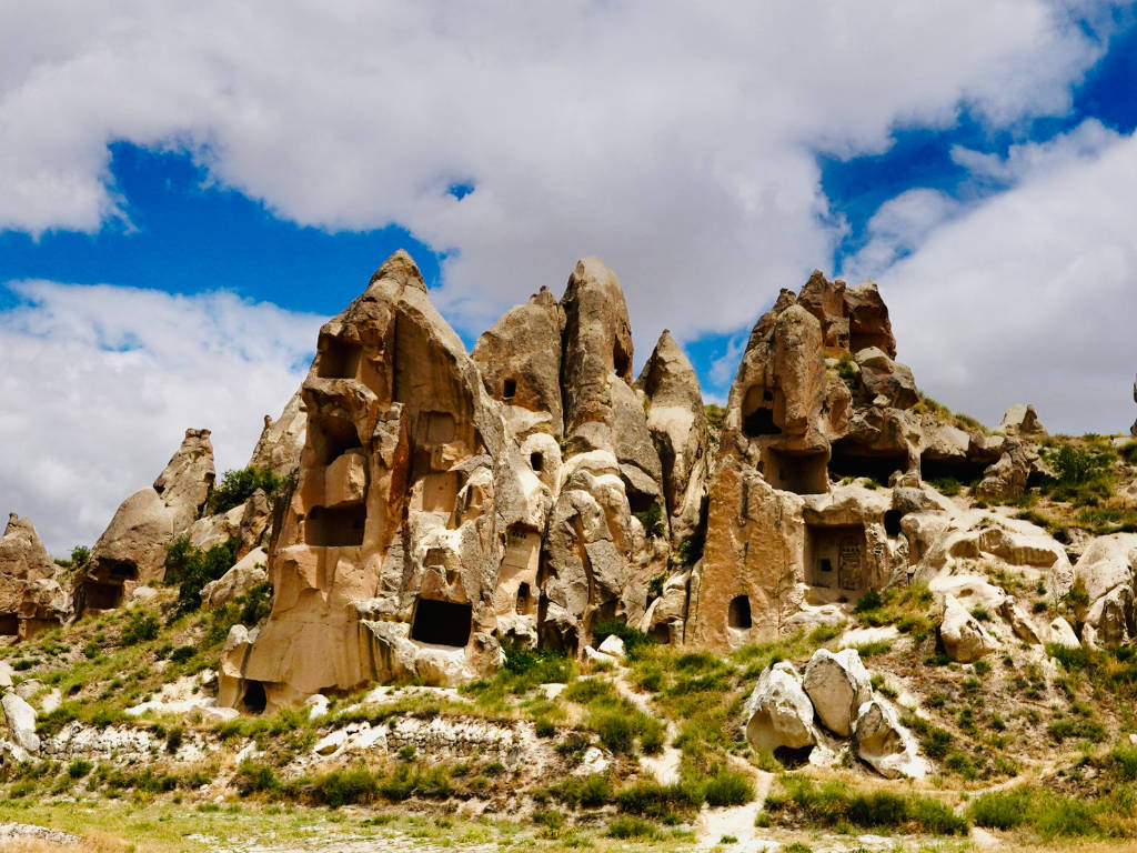 Tra i Camini delle Fate e le Case di Pietra