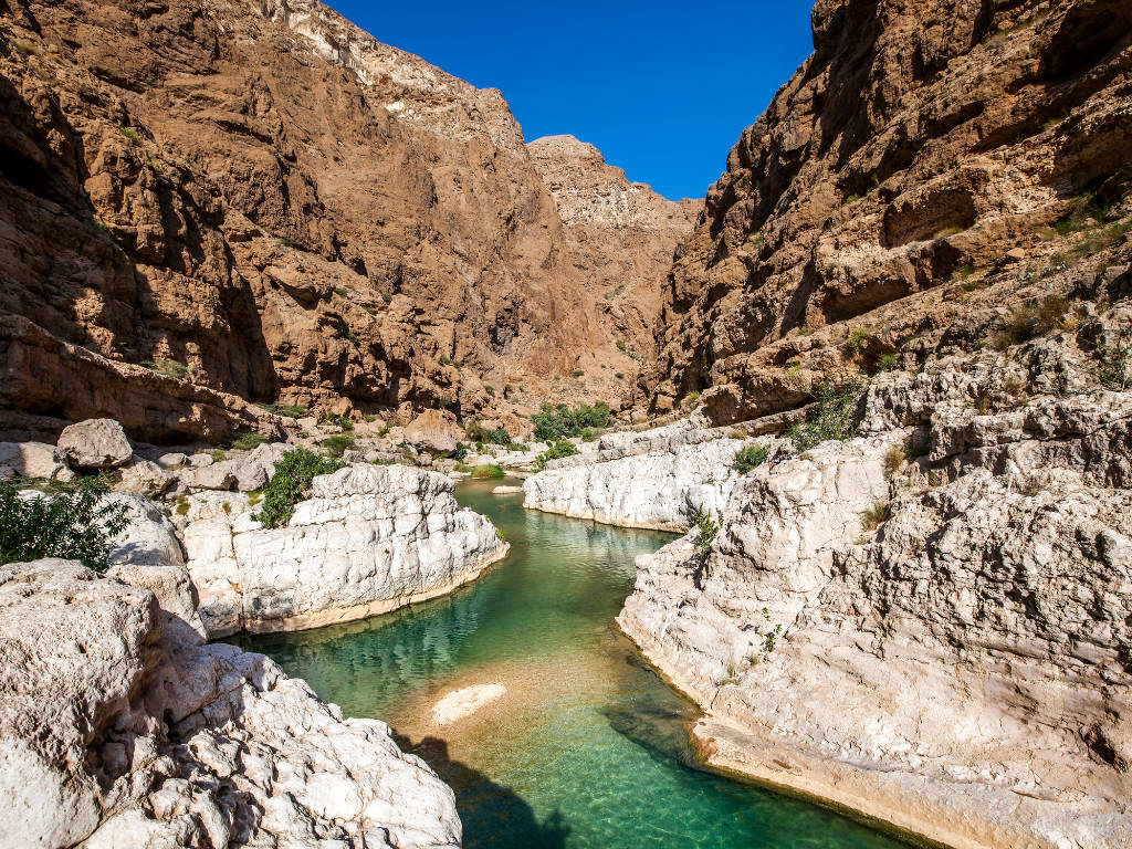 Wadi Shab: Nuotare tra Canyon e Piscine Naturali nel Cuore dell’Oman